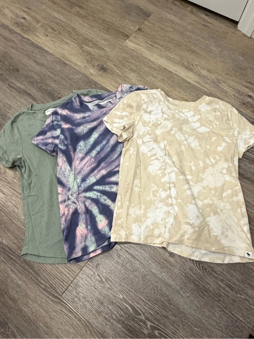 abercrombie kids Beige Tie-Dye, Purple/Blue Spiral & Olive Short Sleeve Tees